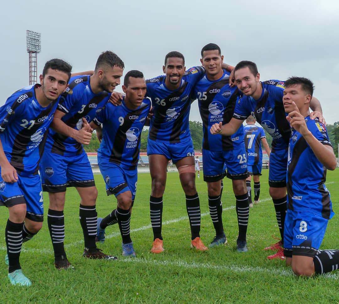 Bajo una pertinaz lluvia, celebró Carlos Osorio su primer gol en el fútbol venezolano, en la pasada jornada 17 de la @ligafutve2.

📸 @reggie_escobar

#MaquinariaNegriazul #LigaFutve2 #VenezuelaEsFutve #Futve