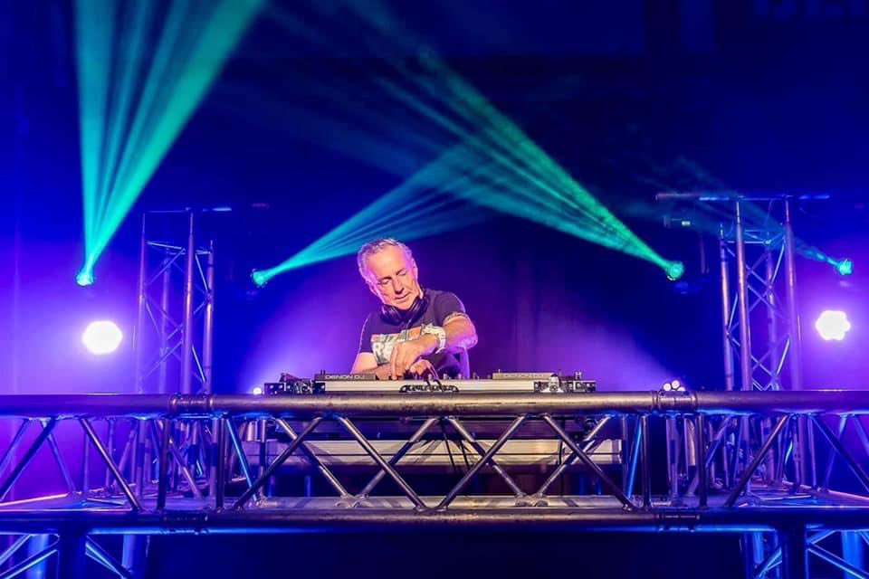 Na afloop van het duel met Willem II verwelkomen wij DJ Rudi in ons Hatrans Vriendenkring Home. Hij geeft vol gas om samen met het publiek op te stijgen naar muzikale hoogtes. Lekker springen en zingen!

Wij zien u graag aanstaande zondag rondom het duel met Willem II.