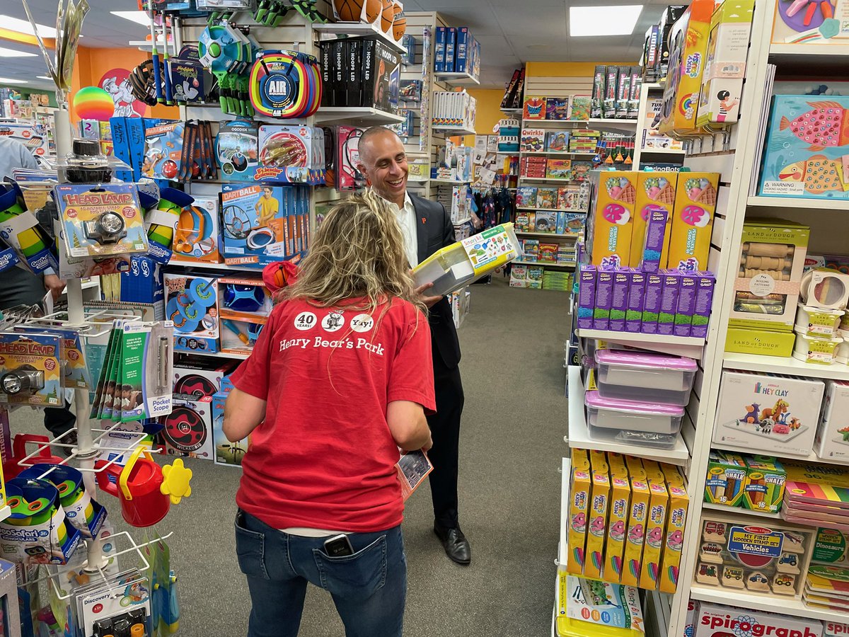 Jorge_Elorza's tweet photo. Hope Street is home to so many local businesses and entrepreneurs who are all vital to the @CityofProv’s success. I was glad to be able to stop by and visit a few this afternoon. #ThinkPVD https://t.co/6E84uo7S4p