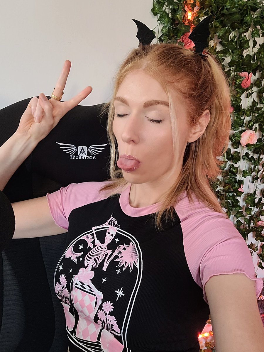 emmzyplays's tweet photo. Streaming with eyes shut! I'm giving away free hugs! We gonna hang out then get a little scary with some other streamers. https://t.co/8FekTC7KLE #gamergirl #twitch #livestream #cooool https://t.co/im3RN2c2Th