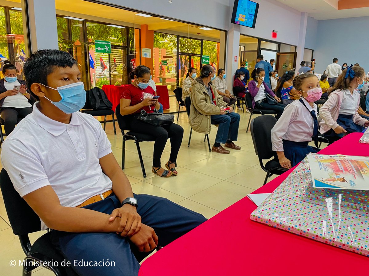 minednicaragua's tweet photo. #Nicaragua | Premiación a Estudiantes de Educación Primaria ganadores del IV Concurso de Artes Plásticas

Con el fin de proyectar el talento artístico se exponen las obras ganadoras bajo el tema "cuido de la vida desde la Escuela, Hogar y Comunidad" (1/2) https://t.co/VJJmEe6gR1