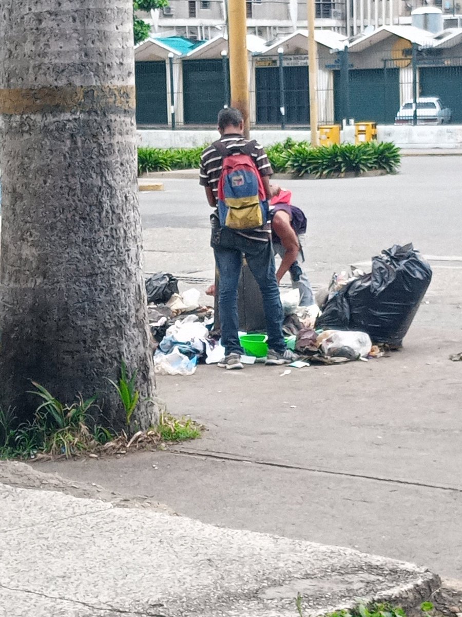 R_ANDRES_'s tweet photo. @traffiCARACAS un país que sigue  revolucionario y muchas personas siguen de esta manera hasta cuándo se vivirá de esta manera https://t.co/wIehKbSg8g