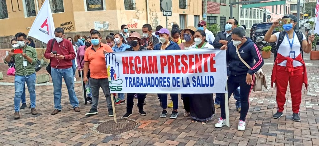 Reaccion_Ec's tweet photo. Diferentes gremios de la salud del #Ecuador se dieron cita a las afueras de la #AsambleaNacionalEc, para exigir que se respeten los derechos laborales del personal sanitario.

¡Seguiremos en la lucha! #NoColgamosLaBata 💪🏻👩🏻‍⚕️👨🏻‍⚕️ https://t.co/CWVNEMe1dE