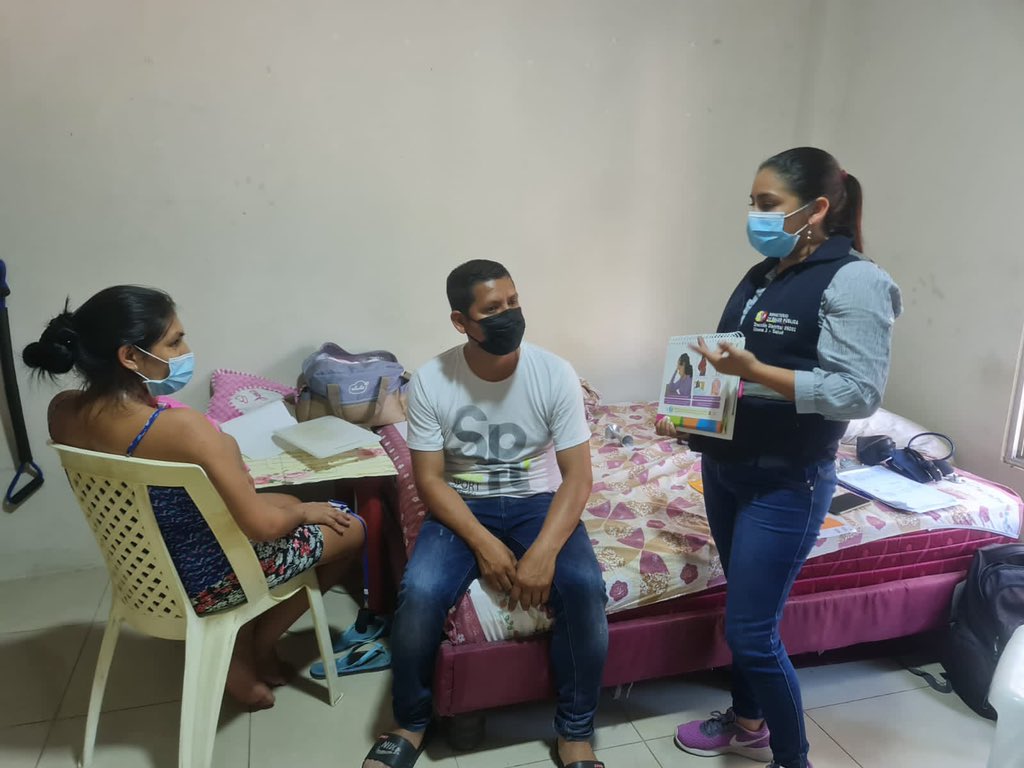 Salud_Guayas's tweet photo. #JuntosPorLaSalud I Usuaria post parto recibe controles médicos domiciliarios por parte de personal del Centro de Salud #Trinitaria3, además reciben sensibilización sobre #LactanciaMaterna exclusiva. https://t.co/82SqUZqOu4