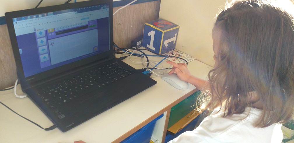 Maijo's tweet photo. En el CEIP Isabel la Católica estamos participando en "La hora del código". Aquí puedes ver a los peques programando por bloques con la aplicación web Botlogic. #ceipisabellacatolica #CodeWeek21 #lahoradelcodigo https://t.co/KHim65VheK https://t.co/4DgwCf53Wz