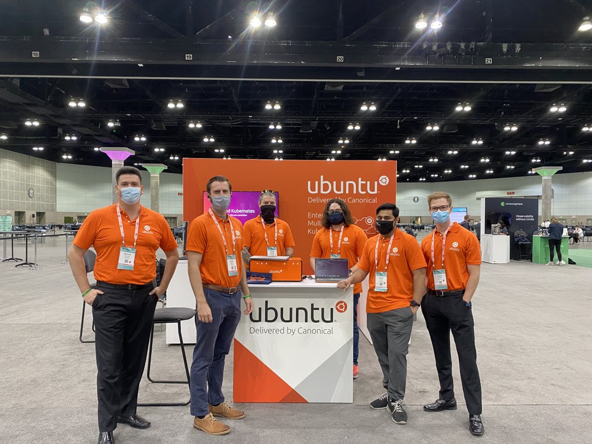 ubuntu's tweet photo. Cute pic from earlier today at #KubeCon! Might delete later 🤪 https://t.co/aayXQ1IuHH