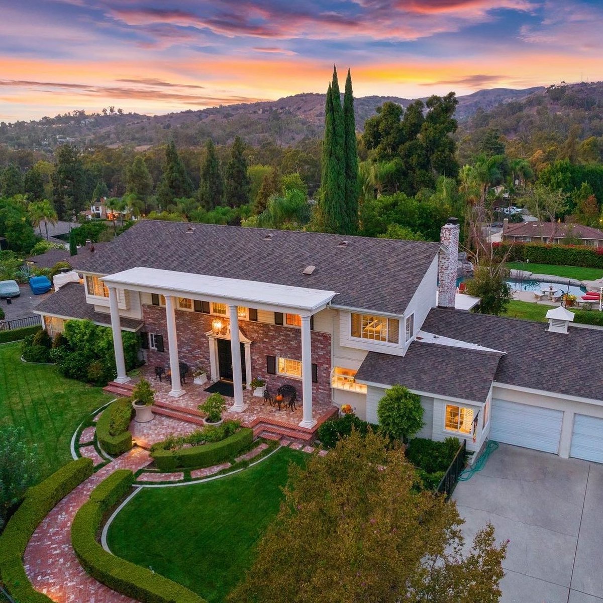 GilRod5's tweet image. Our Stunning New Listing!🏠💎
8170 Cielo Vista Dr 😃
Offered at $1,729,000
4 BD, 3.5 BA
3,714 Sq Ft, 21,376 Sq ft lot

Contact us for more info and to schedule your private tour!

Contact us
📱📩☎️ 562-217-7646
DRE# 01500176 &amp;amp; 01958622