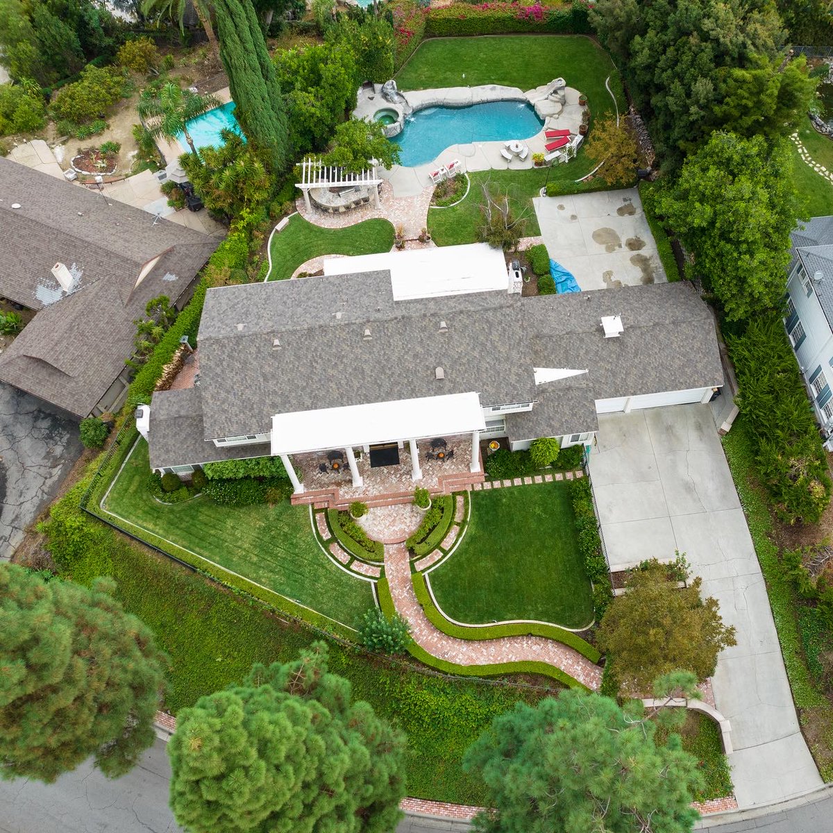 GilRod5's tweet image. Our Stunning New Listing!🏠💎
8170 Cielo Vista Dr 😃
Offered at $1,729,000
4 BD, 3.5 BA
3,714 Sq Ft, 21,376 Sq ft lot

Contact us for more info and to schedule your private tour!

Contact us
📱📩☎️ 562-217-7646
DRE# 01500176 &amp;amp; 01958622