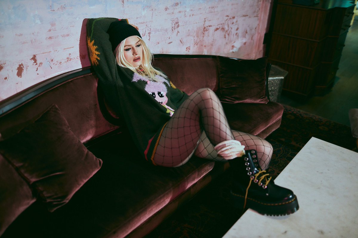 Madelaine Petsch w sesji zdjęciowej dla Wonderland Magazine.