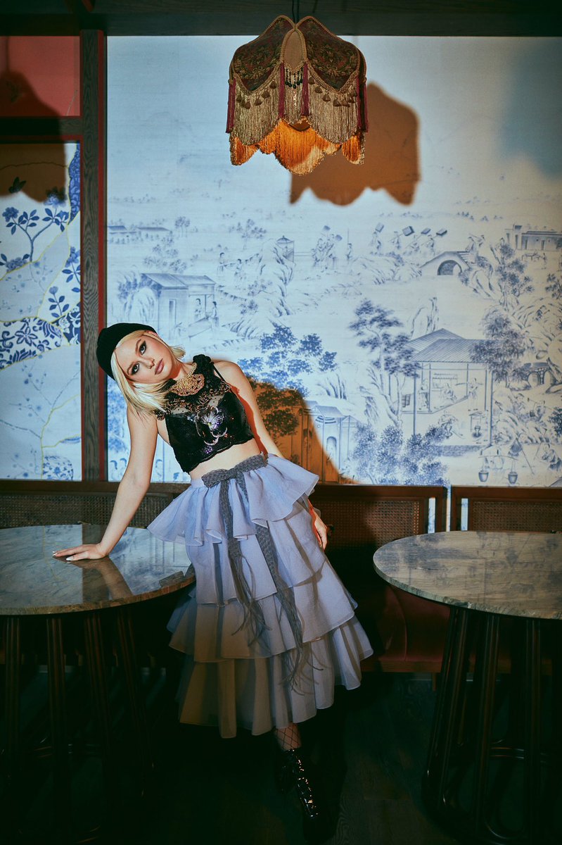 Madelaine Petsch w sesji zdjęciowej dla Wonderland Magazine.