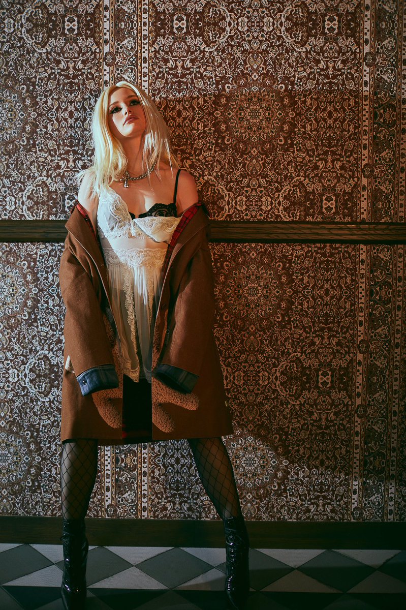 Madelaine Petsch w sesji zdjęciowej dla Wonderland Magazine.