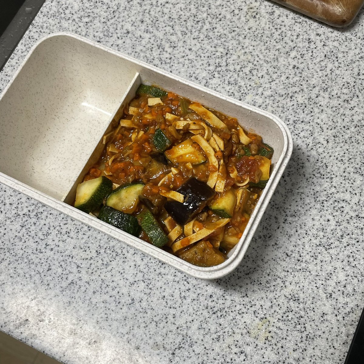 isuzzz1's tweet photo. 오늘 도시락 메뉴
콩으로 만든 라구 두부면 파스타
난 비건은 아니지만 이건 100% 비건 푸드 https://t.co/x8QgTdr6fC