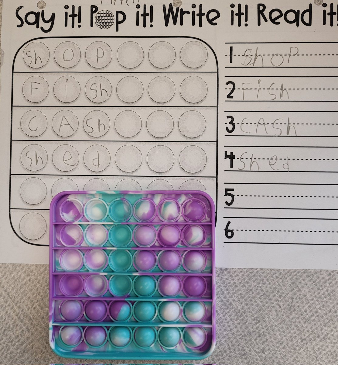 MsDMedeiros's tweet photo. "Pop Its" are such a fun way to segment words! They are a great tool for practicing sound to symbol mapping. First we pop the bubbles to segment the sounds and then we write the letter(s) that represent the sounds we segmented. #scienceofreading #orthographicmapping @JackmanPS1 https://t.co/wbUvEpVdWK
