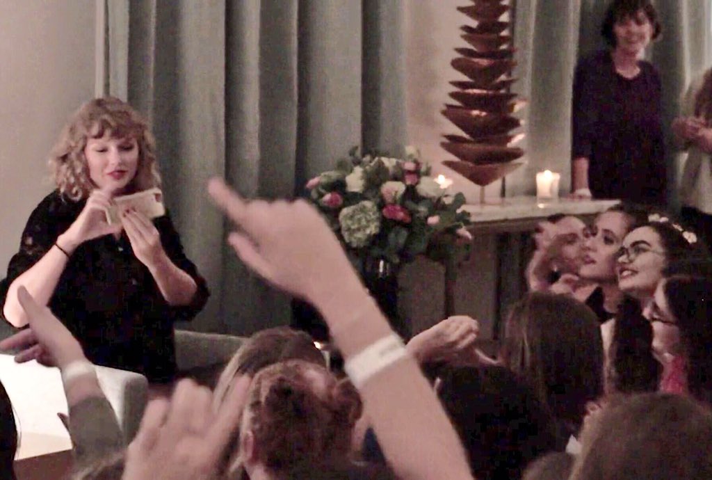 imcalledvanessa's tweet photo. happy 4 years since this day became my entire personality 😌 #reputationsecretsessions #redtaylorsversion @taylorswift13 @jonathanoutsold @taylornation13 https://t.co/JRvaZ9EwL0