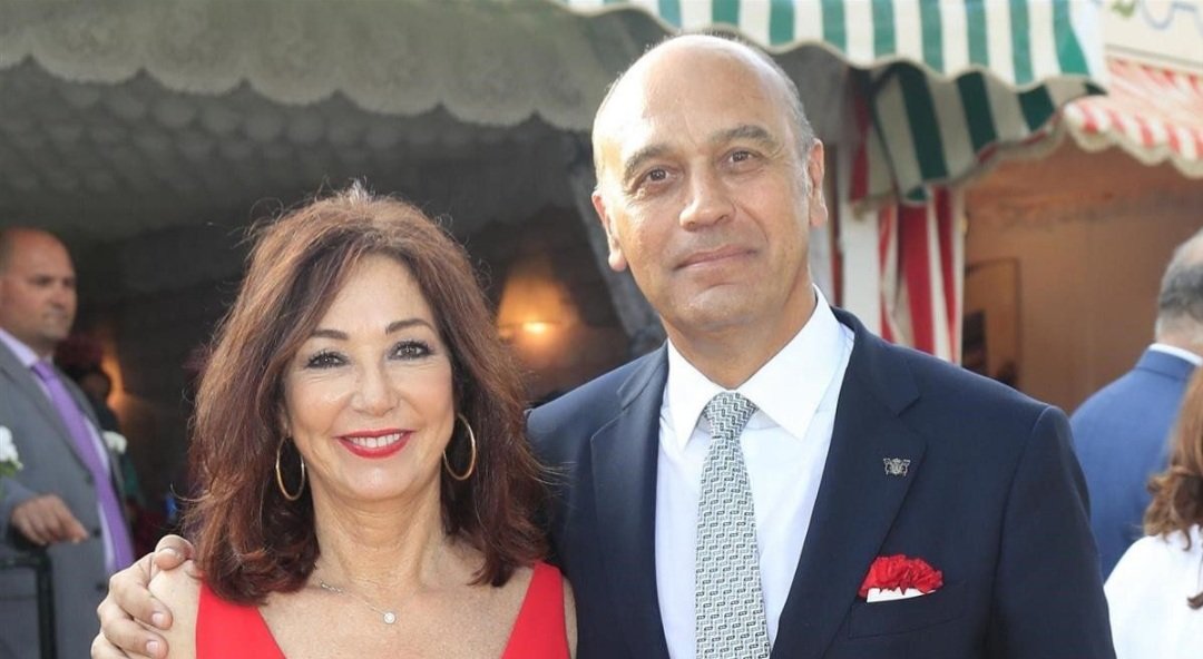 HPodemita's tweet photo. Este es Juan Muñoz Tamara, marido de @anarosaq procesado por el llamado "Caso Villarejo", por  extorsión y revelación de secretos. Por favor, no compartáis esto, que a la villareja no le gusta 😜 https://t.co/EHqAEa3duv