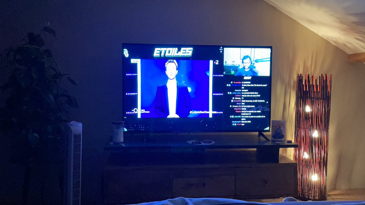 GuiguiHdbg's tweet photo. @AREtoiles En effet, on te regarde sur des grosses télé =D https://t.co/KOMgfu31XH