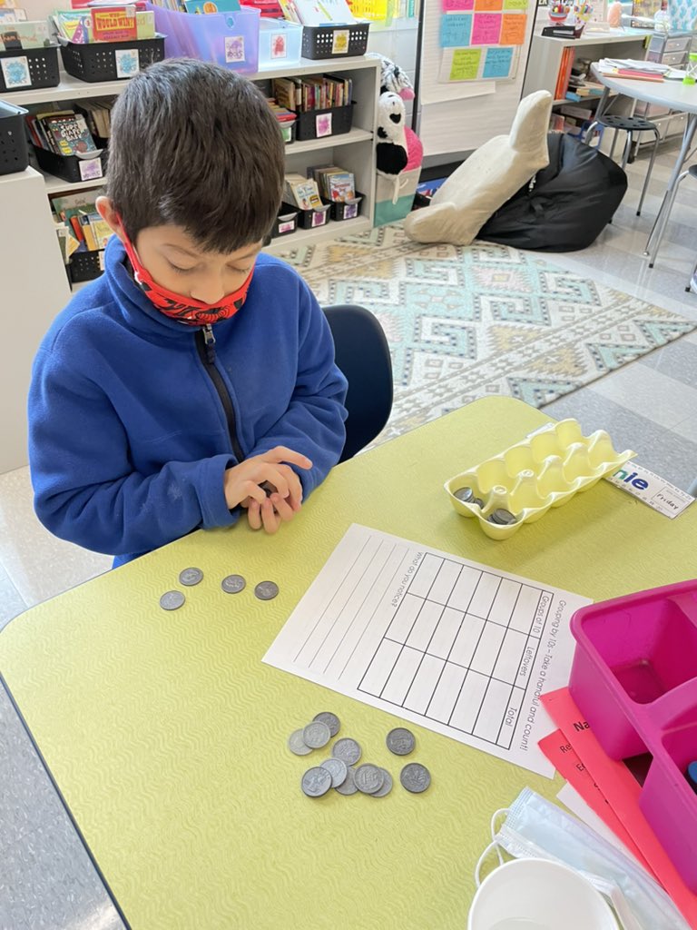 MrsByrne2nd's tweet photo. 2nd grade mathematicians counted objects in groups of ten and leftovers, then used their knowledge of place value to write the correct number! 👍 https://t.co/q5sI2z0ohi