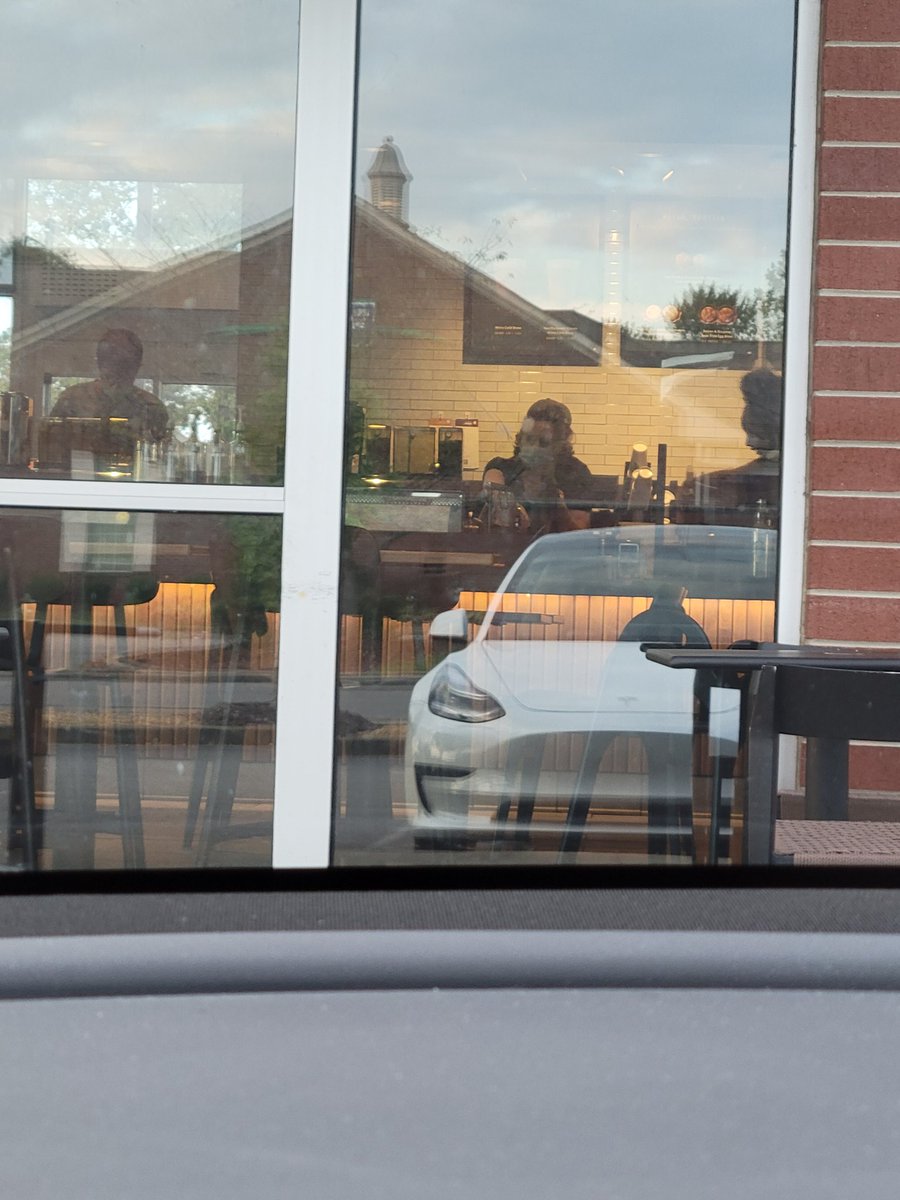 ufruiz68's tweet photo. Store is closed, but 4 employees inside, why?? https://t.co/wXre0Nvnlr