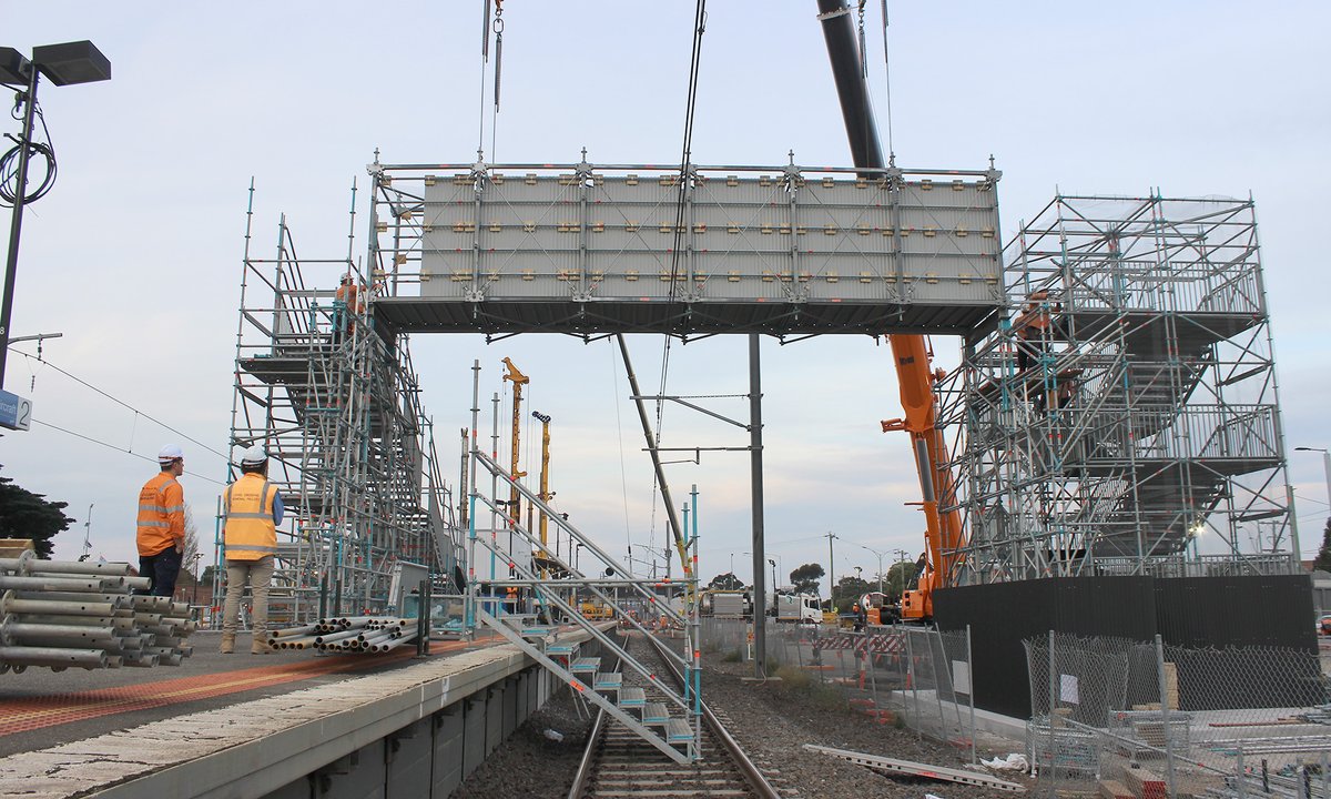 LayherScaffold's tweet photo. APS successfully secured this project to provide a 13.5m, 5kPa temporary footbridge in support of the major programme presently underway in Melbourne to remove railway level crossings. The APS design comprised the #Layher Heavy Duty Bridge system in...
https://t.co/FwzcFtw7ep https://t.co/0iBs4I6Tpp