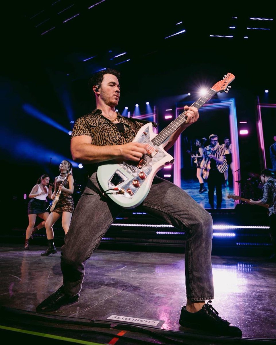 kevinjonas's tweet photo. Had an amazing time with you all in Charlotte last night! Let’s do it all again tonight in Raleigh!! #RememberThisTour https://t.co/vKAz6m3fTF