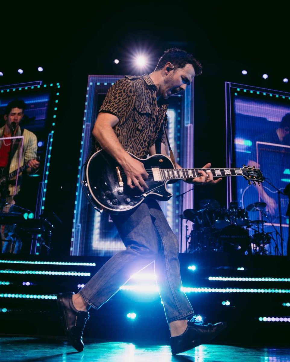 kevinjonas's tweet photo. Had an amazing time with you all in Charlotte last night! Let’s do it all again tonight in Raleigh!! #RememberThisTour https://t.co/vKAz6m3fTF