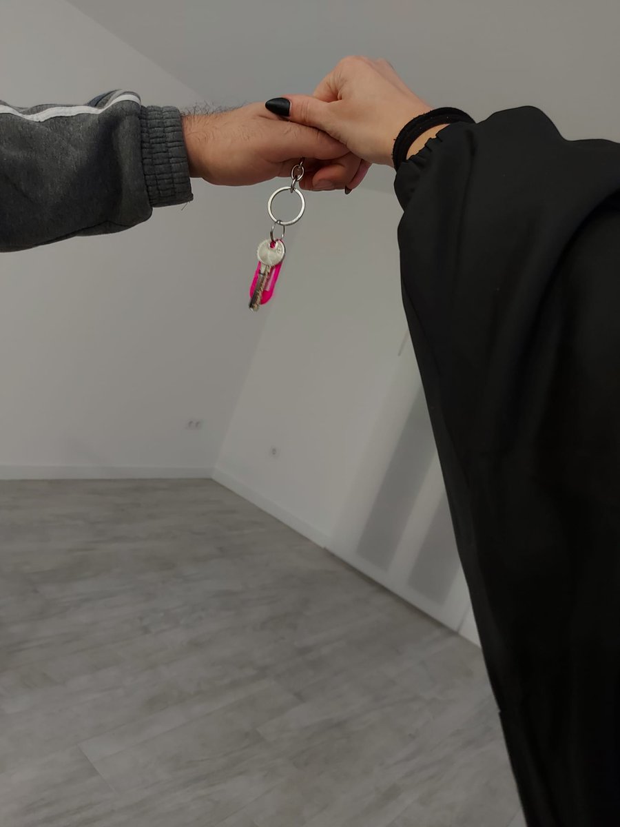 FuriusM's tweet photo. Hoy empieza una nueva etapa, hoy hemos puesto nuestro primer granito de arena hacia nuestro futuro, hoy nuestro sueño, esta un poquito más cerca, hoy a sido el día, hoy tenemos nuestro primer pisito de alquiler, te quiero @Merilu20100 https://t.co/u8Y0eCa4kJ