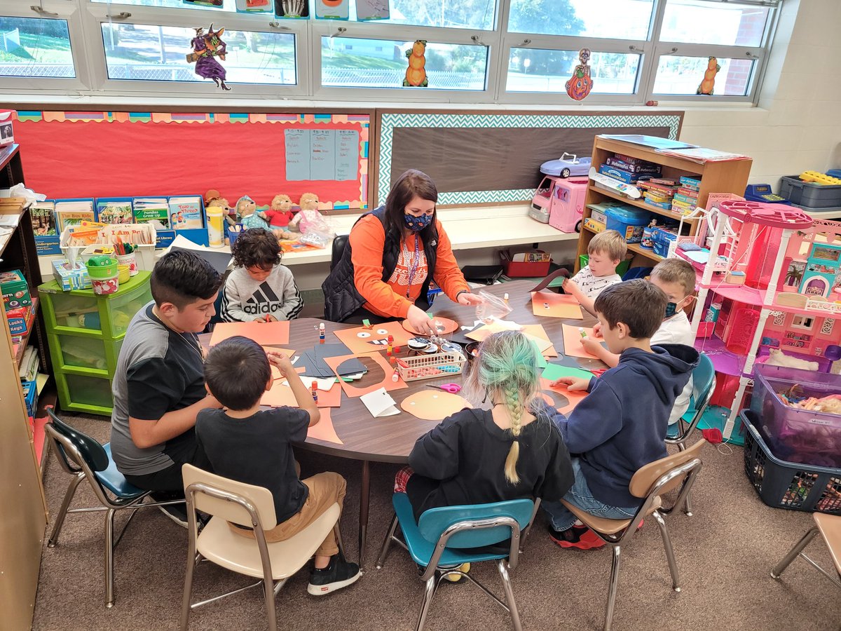 CarrieWeaver80's tweet photo. More pics of the fun we had at Birchcrest families today! Mummy wrap, pumpkin making and STEM pumpkin creations! #tigers4stem #bpsne #bctigers https://t.co/AeXtbtd8eg