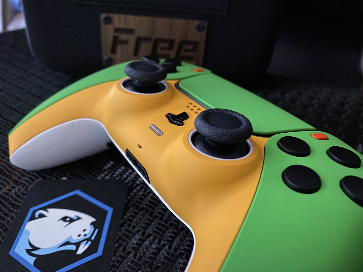 FreeStillGaming's tweet photo. I’ve had many Quick Picks but this is my first custom build. Shoutout to @BattleBeaverC for bringing this beauty to life with your craftsmanship and thank you @FF_MuTeX for the code! https://t.co/yQ6vf4oJvO