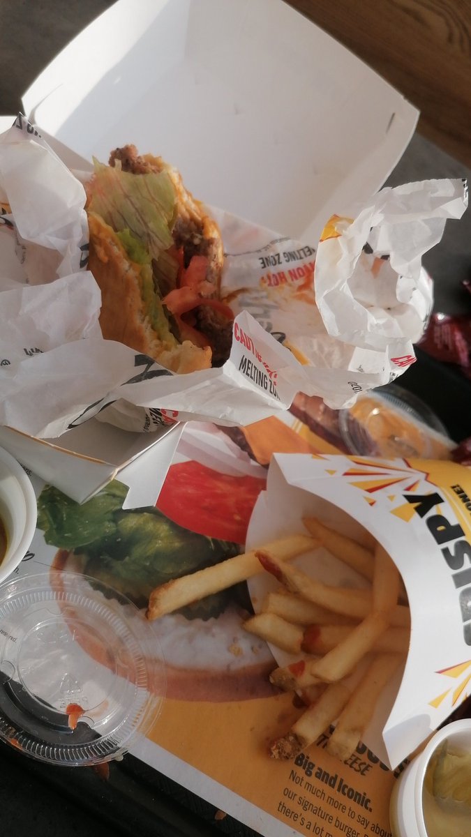 yanisolivares's tweet photo. Qué pex @CarlsJrMx esta hamburguesa de $204 no me sabe a $204 ya bajaron de ki 💔 https://t.co/BwUInrJOBH