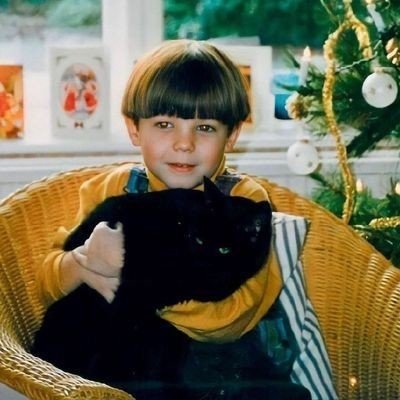 mini louis con un gato 🐈💗💗💗