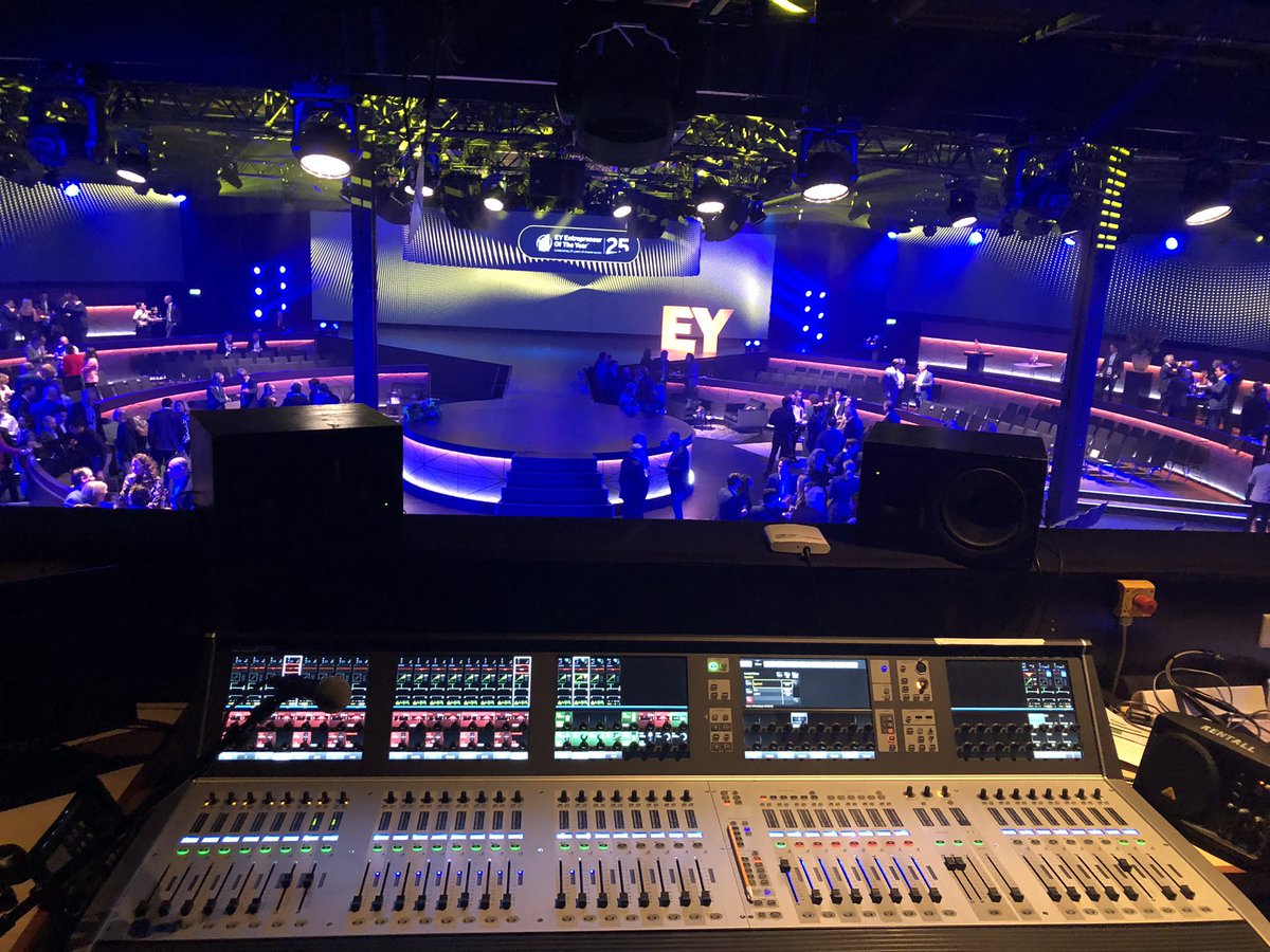heer_erik's tweet photo. Dank aan alle #technici #bakcstage #fotograaf #opbouw #geluid #event #horeca and #support voor dit fantastische EY Entrepreneur of the Year event 🙏🏼🙏🏼@DnB_Events @marcelkrijger  @EY_Nederland https://t.co/yVlh9ihHKx