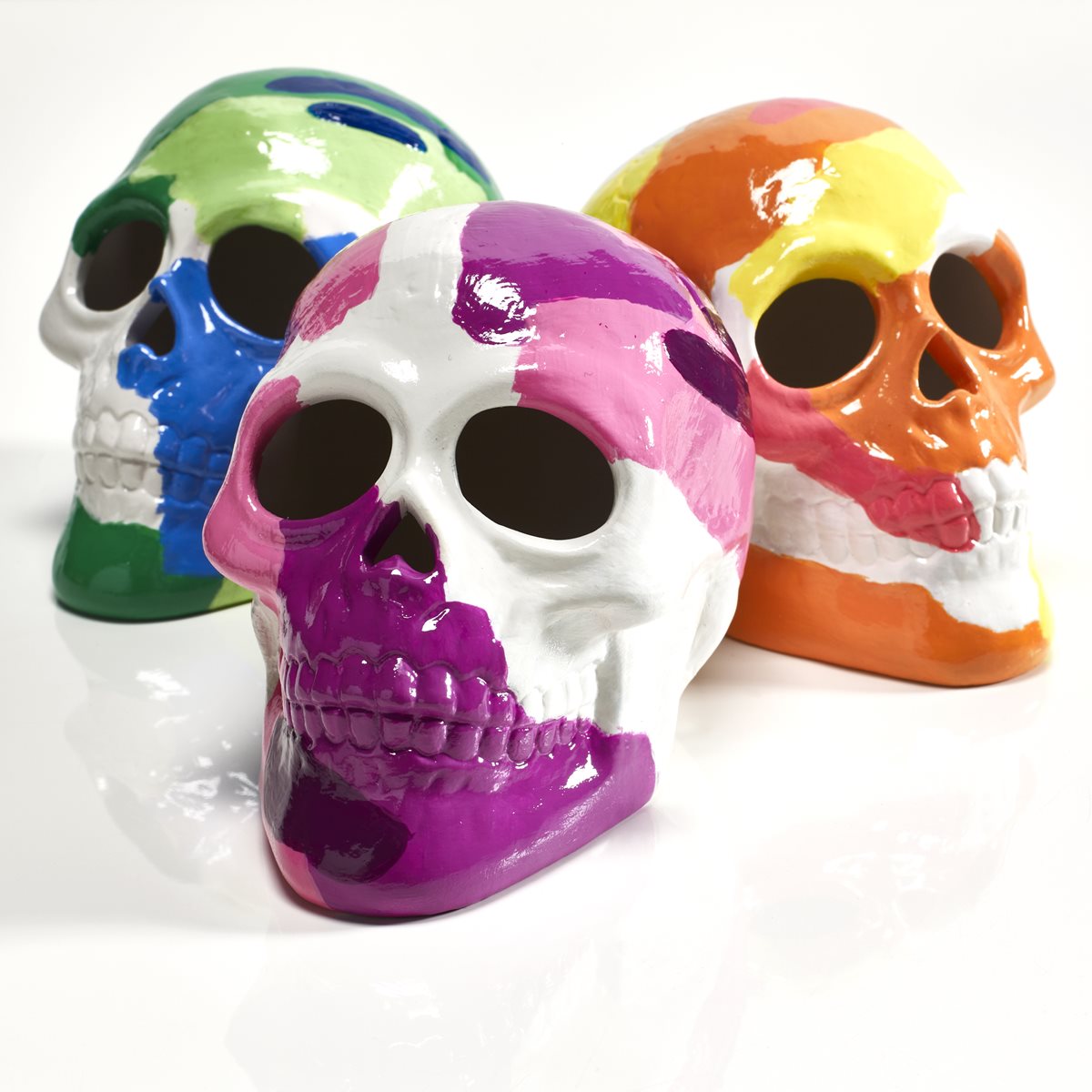 PlaidCrafts's tweet photo. These skulls are #frightfully beautiful with a #glossy sheen &amp; vibrant #color. Paint your #skulls to match your #Halloween decor with FolkArt Glossy! Shop the new line of paint &amp; get instructions for this spooky DIY at https://t.co/CMMUEzBXLy 💀 https://t.co/teNJZaJgNU