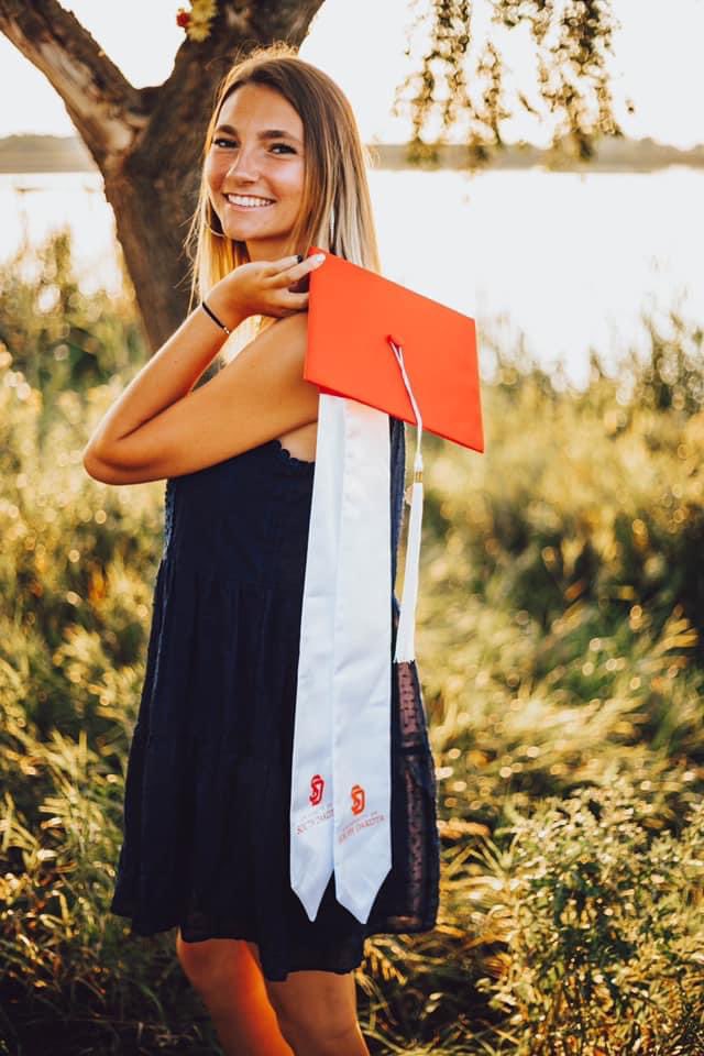 carlee_mechels's tweet photo. i just wanted to let everyone know i graduated college, that’s all #goyotes https://t.co/BMdDN7HCUO