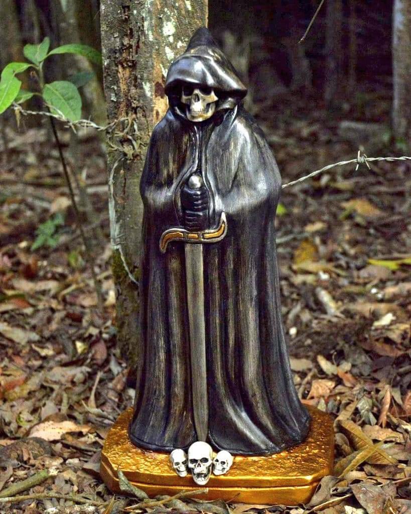 macumbalizou_'s tweet photo. No portão do cemitério Exu Caveira é o maior 🎩🔥💀 https://t.co/Ssul9mpciV