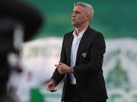 eduavallone's tweet photo. Crespo cai pelos acertos e não pelos erros. Queda do técnico teve início com a escalação de Daniel Alves para a lateral direita. Ficou fácil o grupo rachar quando outras “estrelas” foram parar no banco de reservas. Era Crespo encerra antes de começar. Fica o nosso agradecimento! https://t.co/iswjVXuh2G