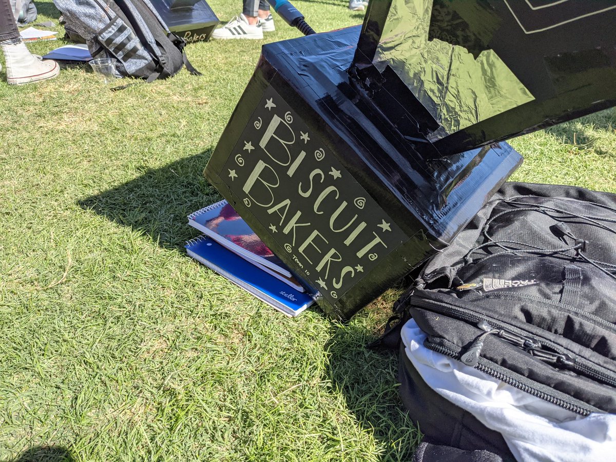 azengineering's tweet photo. Engineers or chefs?🔧🧑‍🍳Lots of fun baking biscuits today at the Solar Oven Throw Down! First-year students tested out their hand-built solar ovens on the @uarizona Mall. https://t.co/WQtW9hEFz2