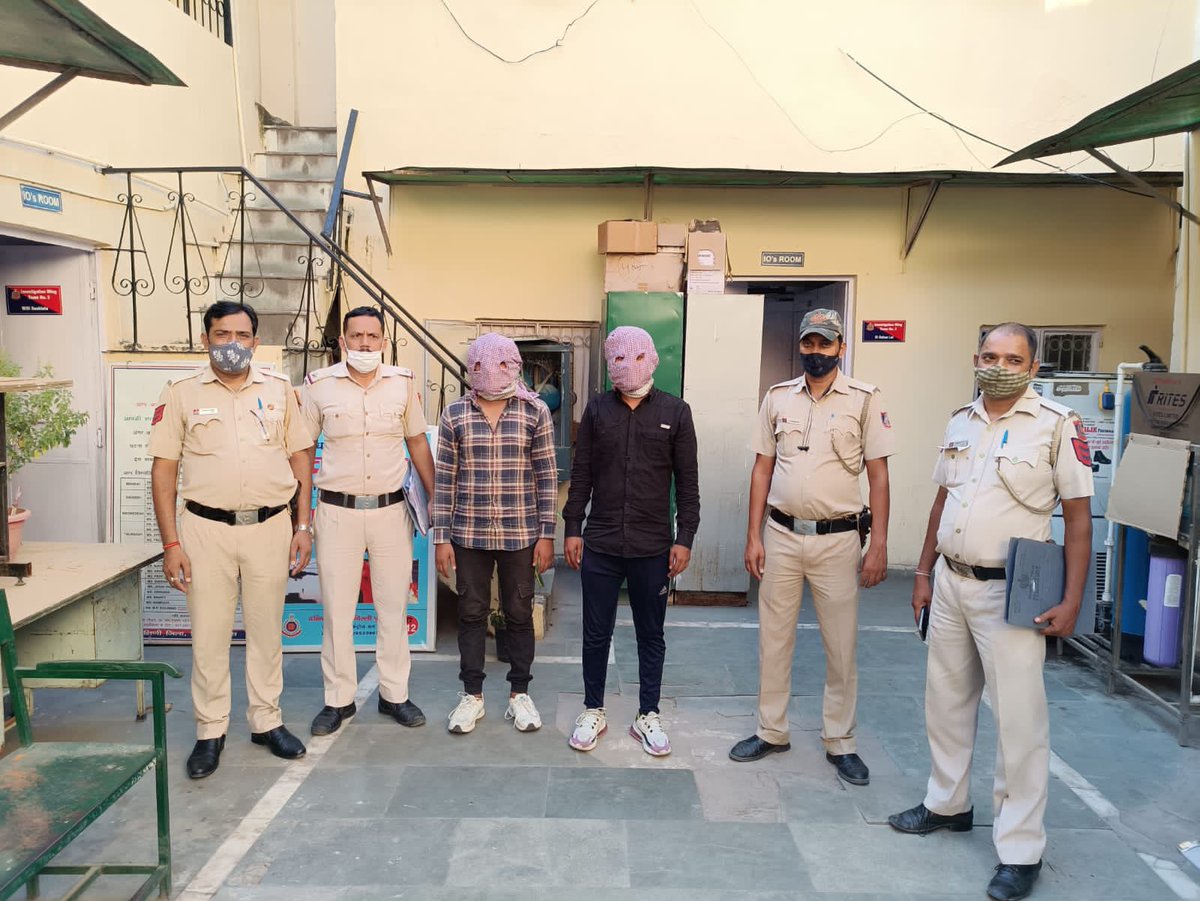 दिन भर ये चोरी करते थे,
चाकू भी साथ में रखते थे,
फिर आख़िर में हुआ वही,
जिस बात से दोनों डरते थे!

2 active thieves of Vinod @ Golu Gang arrested by Kotla Mubarakpur PS of Team South, who used to commit theft near AIIMS, roaming in Autos.

#KeepingDelhiSafe