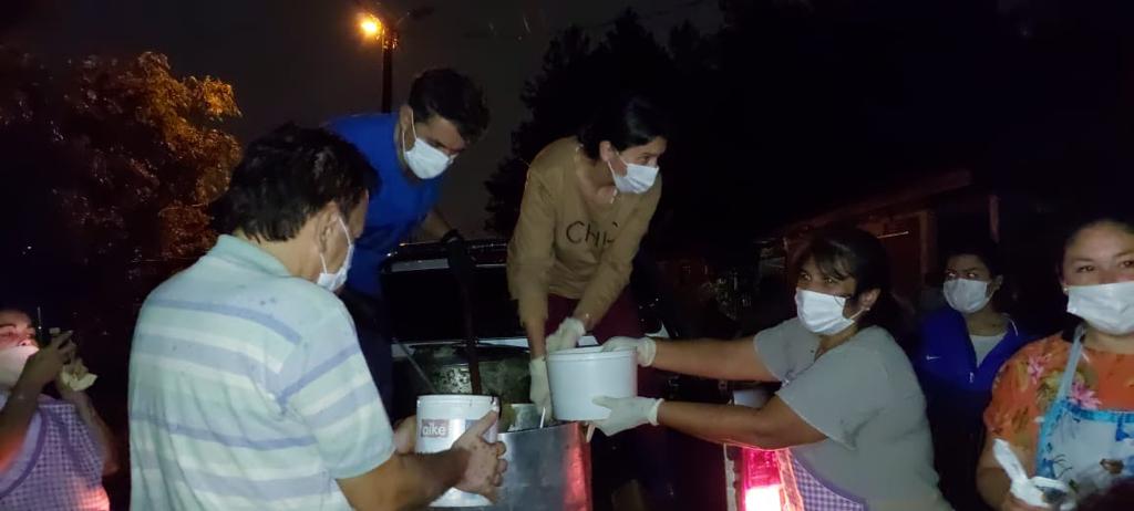 maritoxalcaraz's tweet photo. ⛈⛈ Al mal tiempo, una rica cena 🍽
Hoy compartimos con nuestros vecinos del barrio Estepa.

#EsfuerzoCompartido
@gobmisiones 
@FRdelaConcordia 
@colovancsik 
@OmarOlmedo13
#SuperElArco
#Posceres https://t.co/1KM9llUKTk