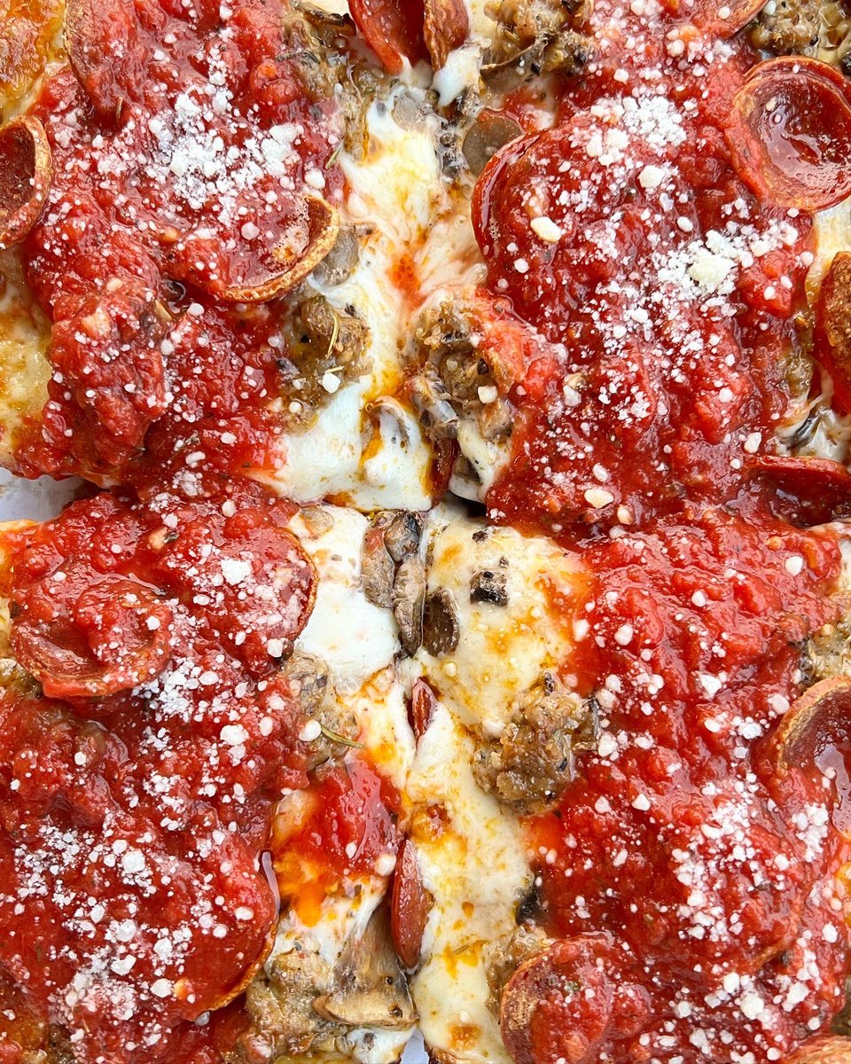 wheresmikeg's tweet photo. Detroit rap game on top, they pizza up there too. #MealsWithMikeG https://t.co/IZ6HWG7kqw