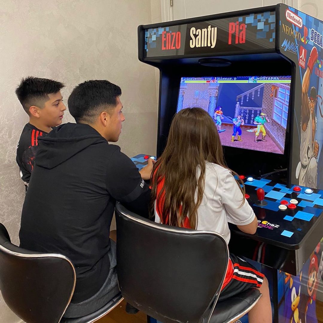 SC_ESPN's tweet photo. Tarde de relax y juegos para Enzo Pérez y su familia: siempre River presente... https://t.co/7evDZObbrj