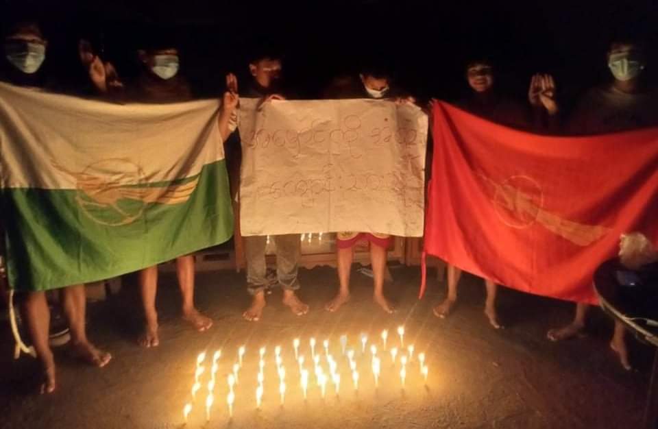 kyawS235's tweet photo. Yesterday, October 13, civilians in Dawei #Launglon Tsp lit candles and demonstrated their unity against the military dictatorship.

#AcceptNUG_RejectMilitary
#Oct14Coup
#WhatsHappeningInMyanmar https://t.co/K145Qoo7Ta