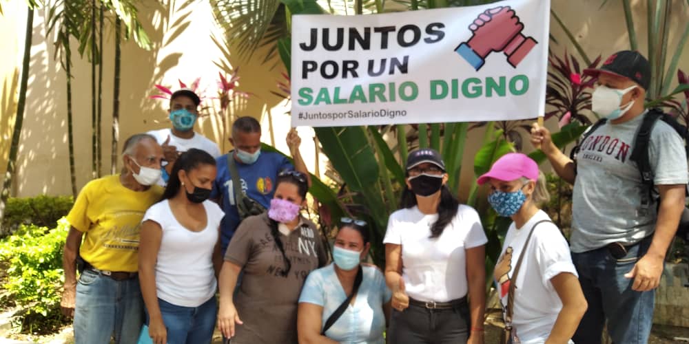 JUNTOSporVen's tweet photo. #VenezuelaProtesta Apoyamos la lucha de los Educadores de los Valles del Tuy, a quienes acompañamos el día de hoy en su protesta para exigir un salario digno. Ellos merecen tener un salario suficiente para cubrir sus necesidades, alimentos, salud y transporte https://t.co/3LLzY3az2c