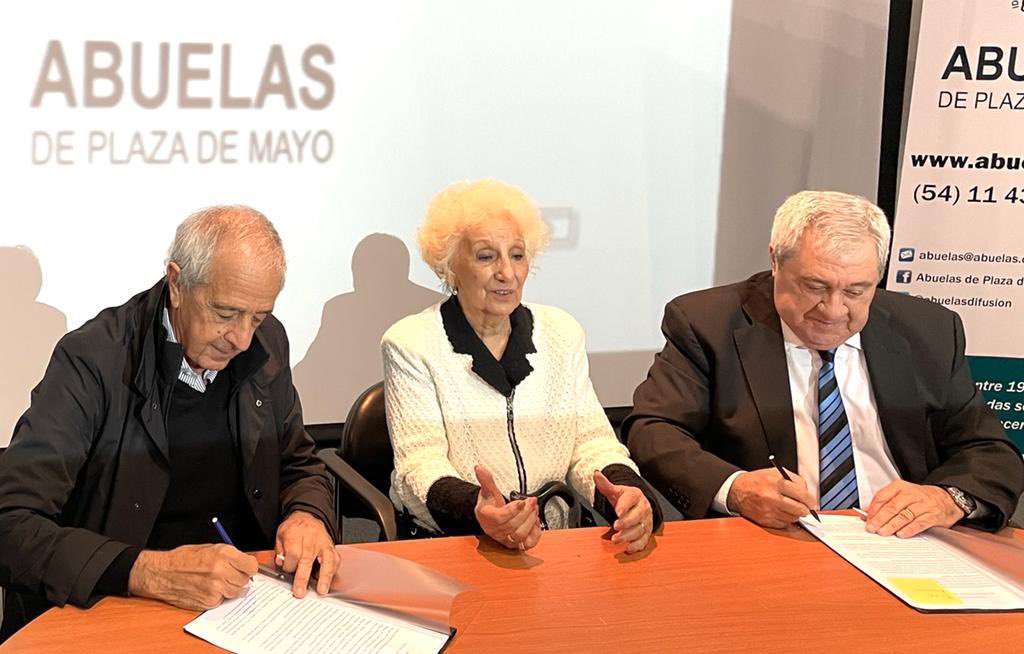AmealJorgeAmor's tweet photo. Cuando los clubes están al servicio de la comunidad pasan cosas inolvidables. Me llena de orgullo este encuentro con las Abuelas y la firma de un convenio para promover la búsqueda de los nietos que nos faltan encontrar. https://t.co/4Y3JqFbl7a