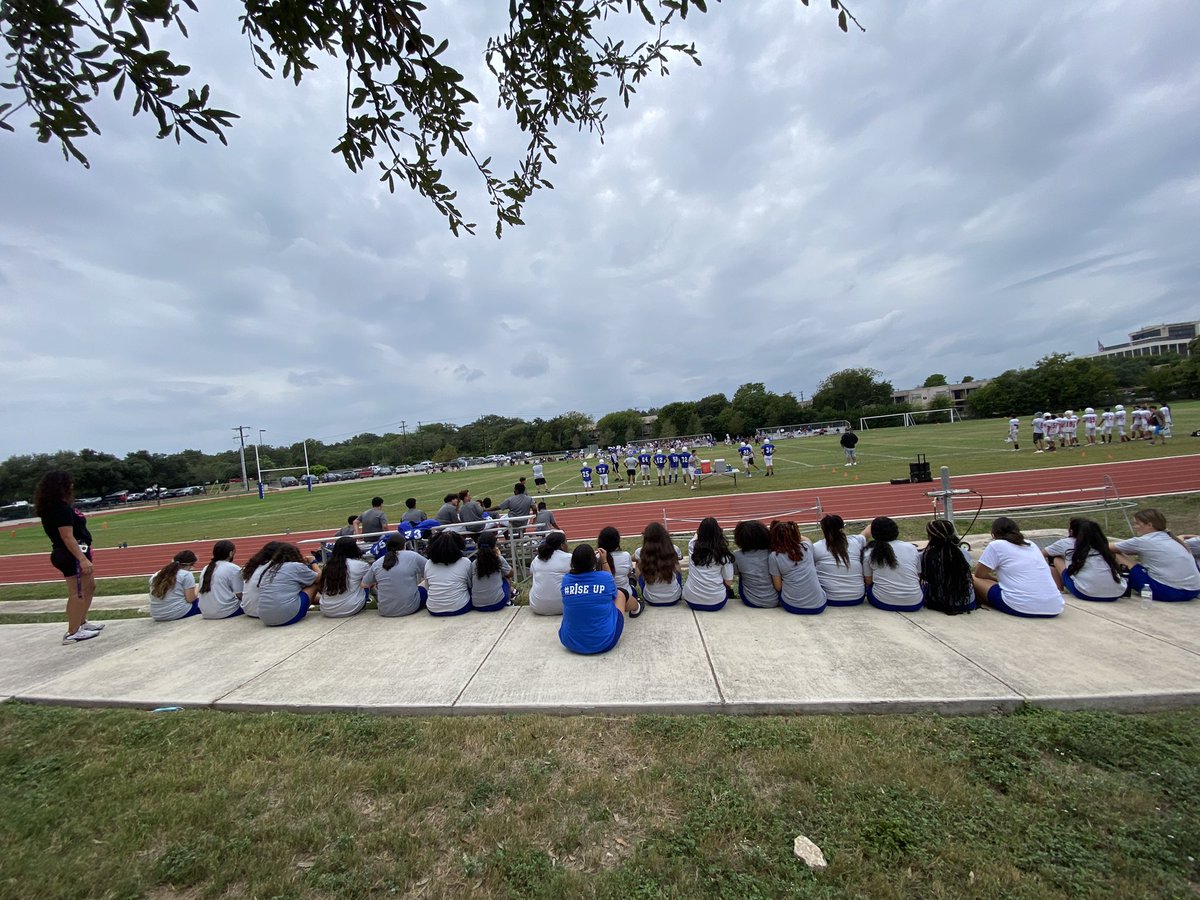LadyYearling's tweet photo. 8th Grade Volleyball supporting 8th Grade Football!๐๐๐๐ฎ๐ #YearlingPride @YearlingPride @GarnerYearlings https://t.co/yfHm2eICj0