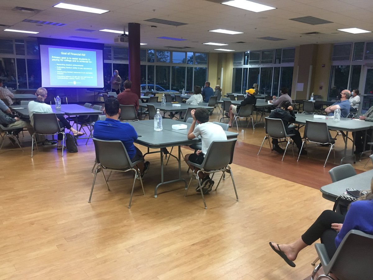 DSJCollCouns2's tweet photo. Annual Financial Aid Night @DeSmetJesuitHS https://t.co/shQC2Bn8sj