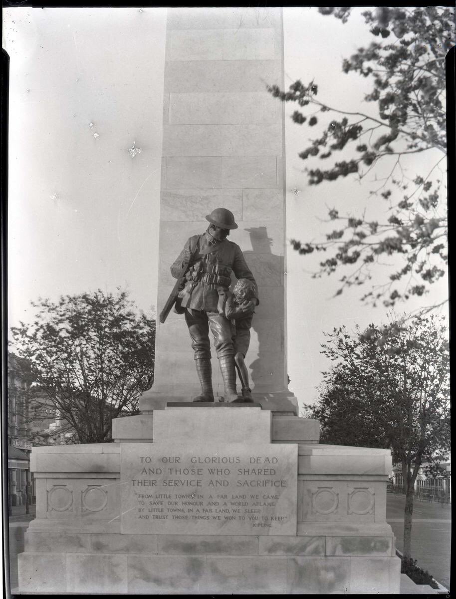 <a href="/ArchivesNZ/">Archives New Zealand</a> <a href="/Snugbucket/">(Parody) Snugbucket</a> The highlight of the Ōamaru War Memorial is Scottish sculptor Thomas Clapperton’s bronze soldier consoling a child symbolic of humanity for which the war was believed to have been fought. In 1929 his statue of Robert the Bruce was unveiled <a href="/edinburghcastle/">Edinburgh Castle</a> (<a href="/WaitakiMuseum/">Waitaki Museum & ​Archive</a> 166065)