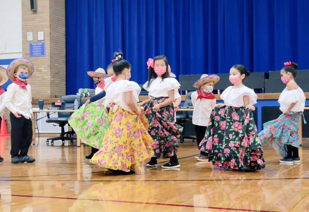 BPD3District's tweet photo. SocialMediaEL1: Tonight our K Dual Language students visit the Board Meeting to display their appreciation and understanding of our culture through dance💃🏾🕺🏼.
Pillar III: "Cross-Cultural Competence"
#HispanicHeritageMonth 
#bpd3 https://t.co/TQF5UAxsxb