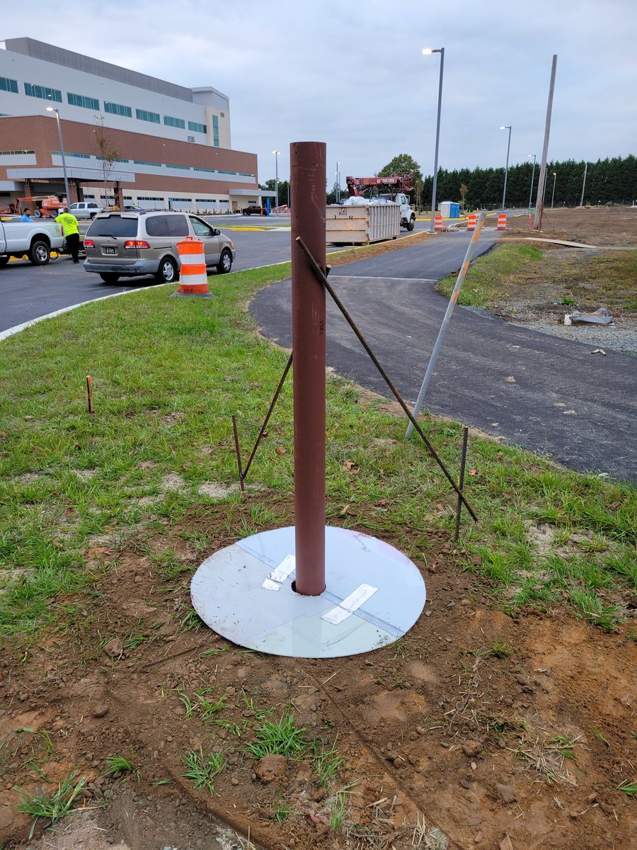 kenny_terhune's tweet photo. Out here helping the world go around while waiting on #AMCSqeeze installing signs #AMC #signs #signshops #install https://t.co/wsZ4BqmfaV