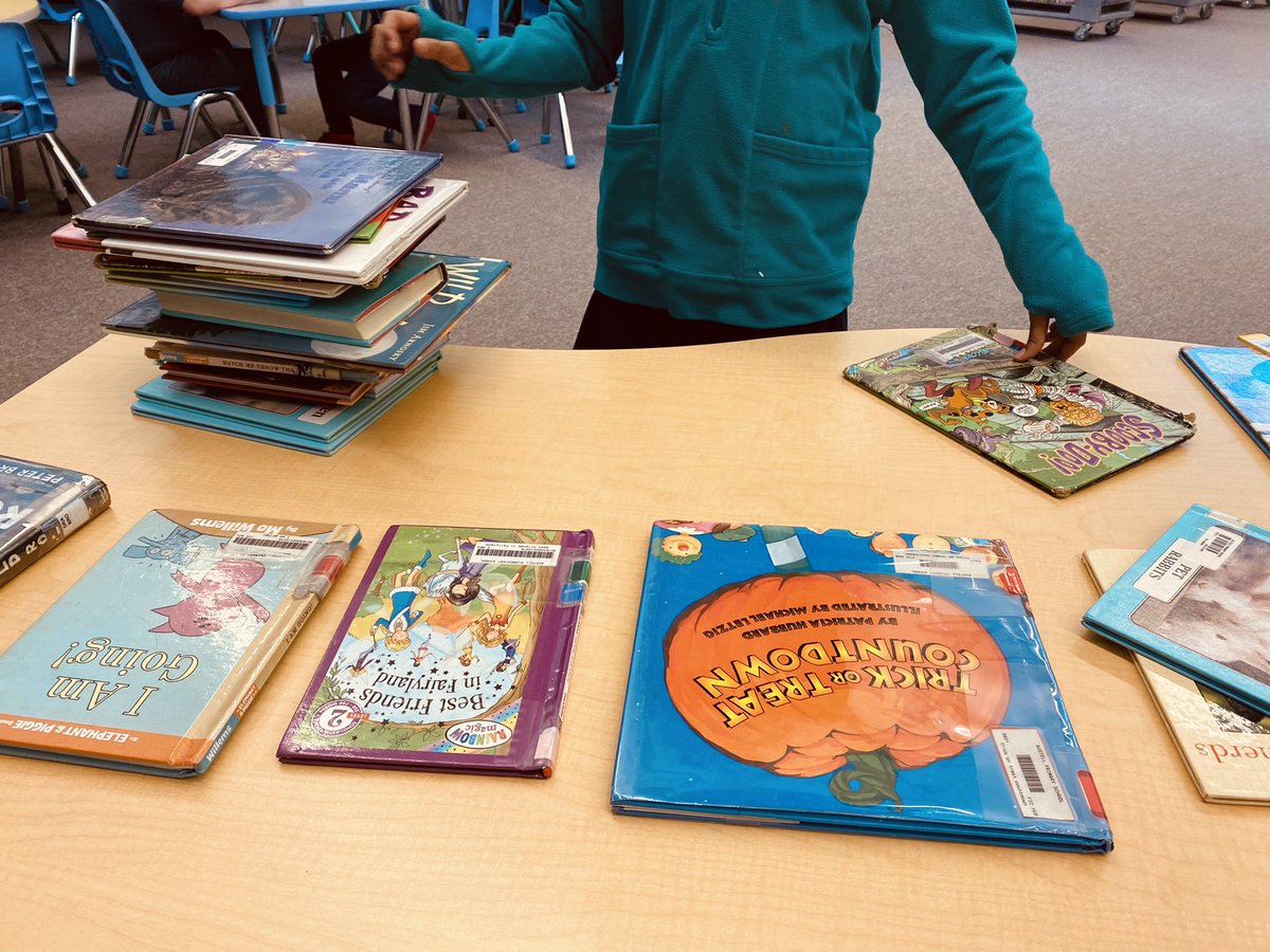 lnbobrien's tweet photo. This sweet girl chose to skip recess this afternoon to help me sort and shelve books. 🥰😭 Acts of kindness always make my heart swell! @AustellEagles, we’re blessed with the best! 💜 https://t.co/Bctl0t3uA8