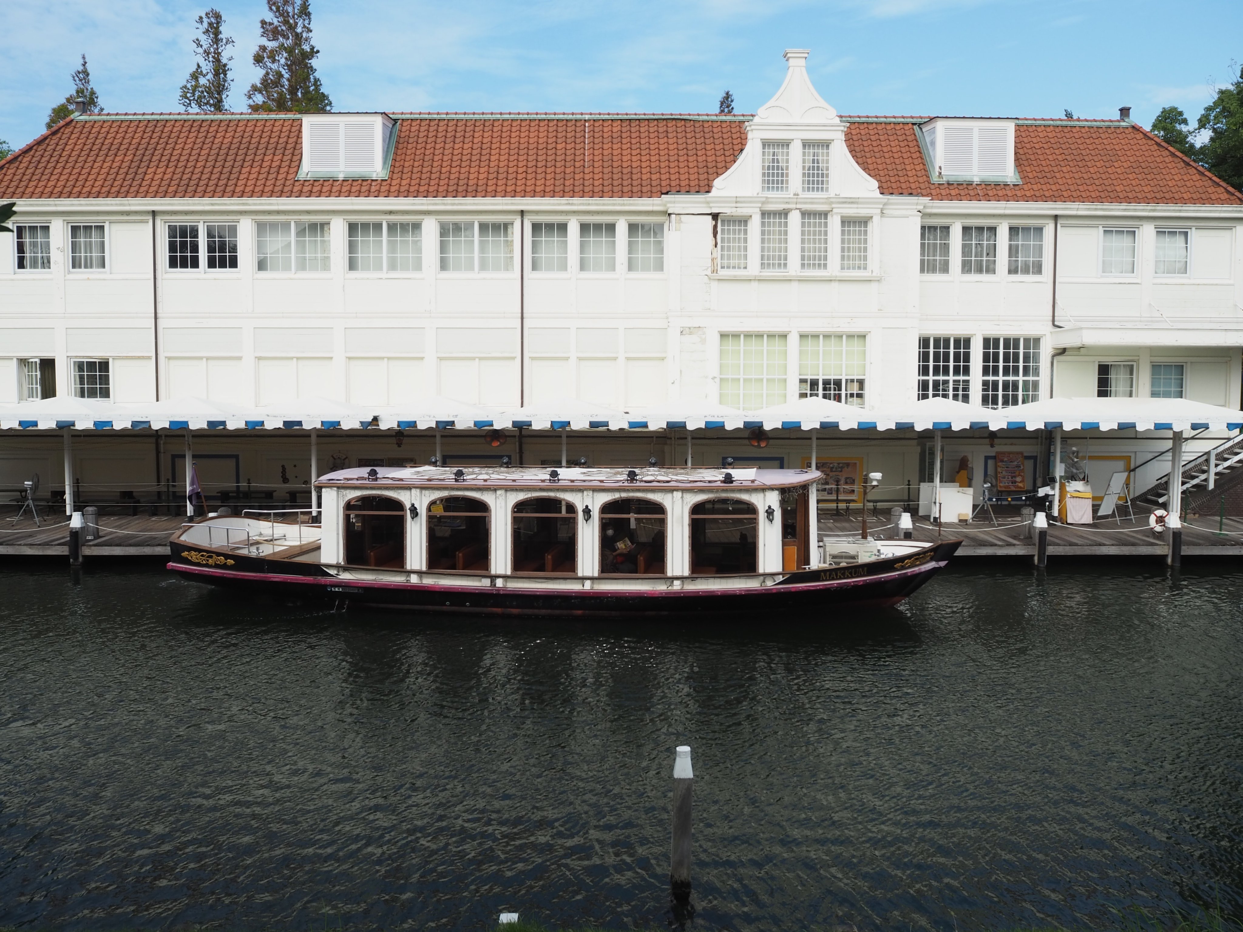 ハウステンボス公式 どっちがハウステンボス 場内を優雅に回るクルーズ船 今回はその桟橋から出題 ２枚のうち どちらかはオランダです さあハウステンボスはどっち 今回はちょっとわかりやすいかな T Co 9r3y6lqtpg Twitter